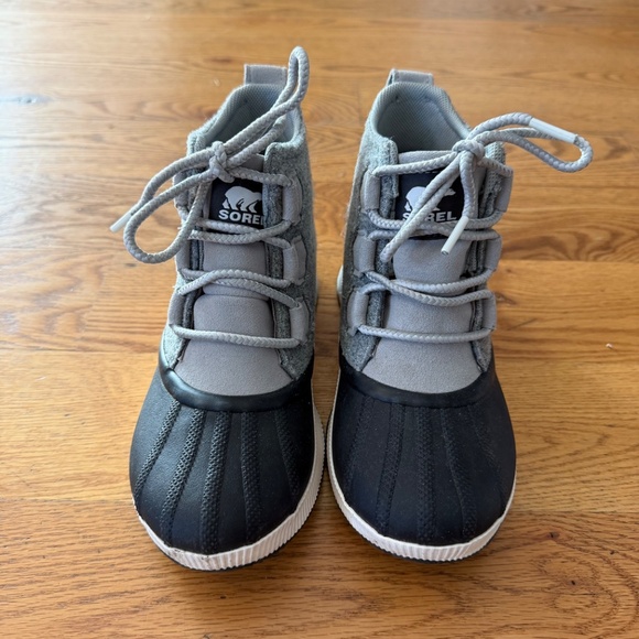 SOREL Out N About III Waterproof Duck Boot in DOVE/ JET (Size 6 **runs small) - Picture 2 of 9